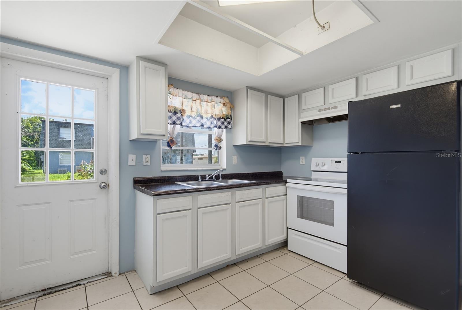 656 WILLIAMSBURG DR — photo 9