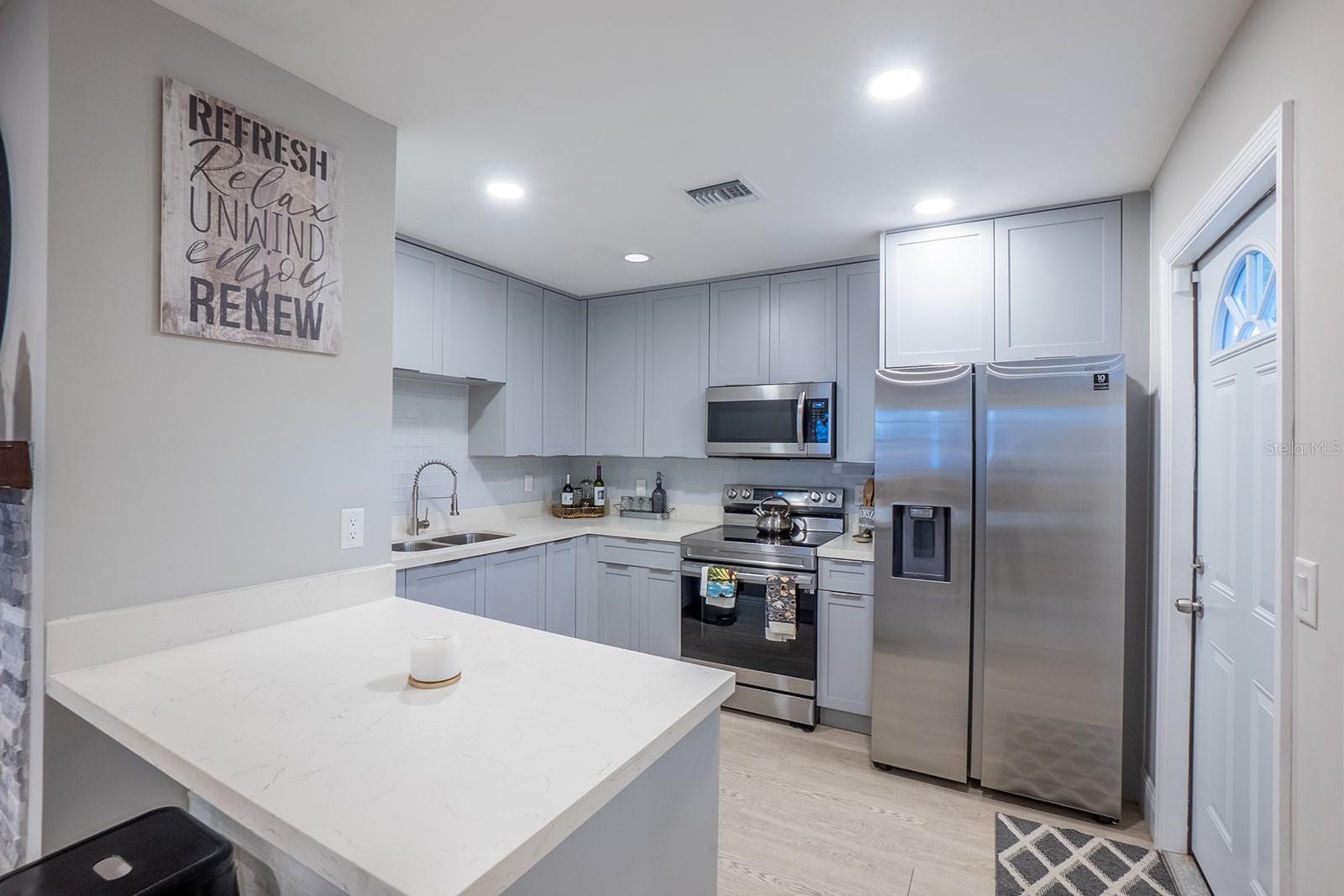 244 LEXINGTON DR — photo 3