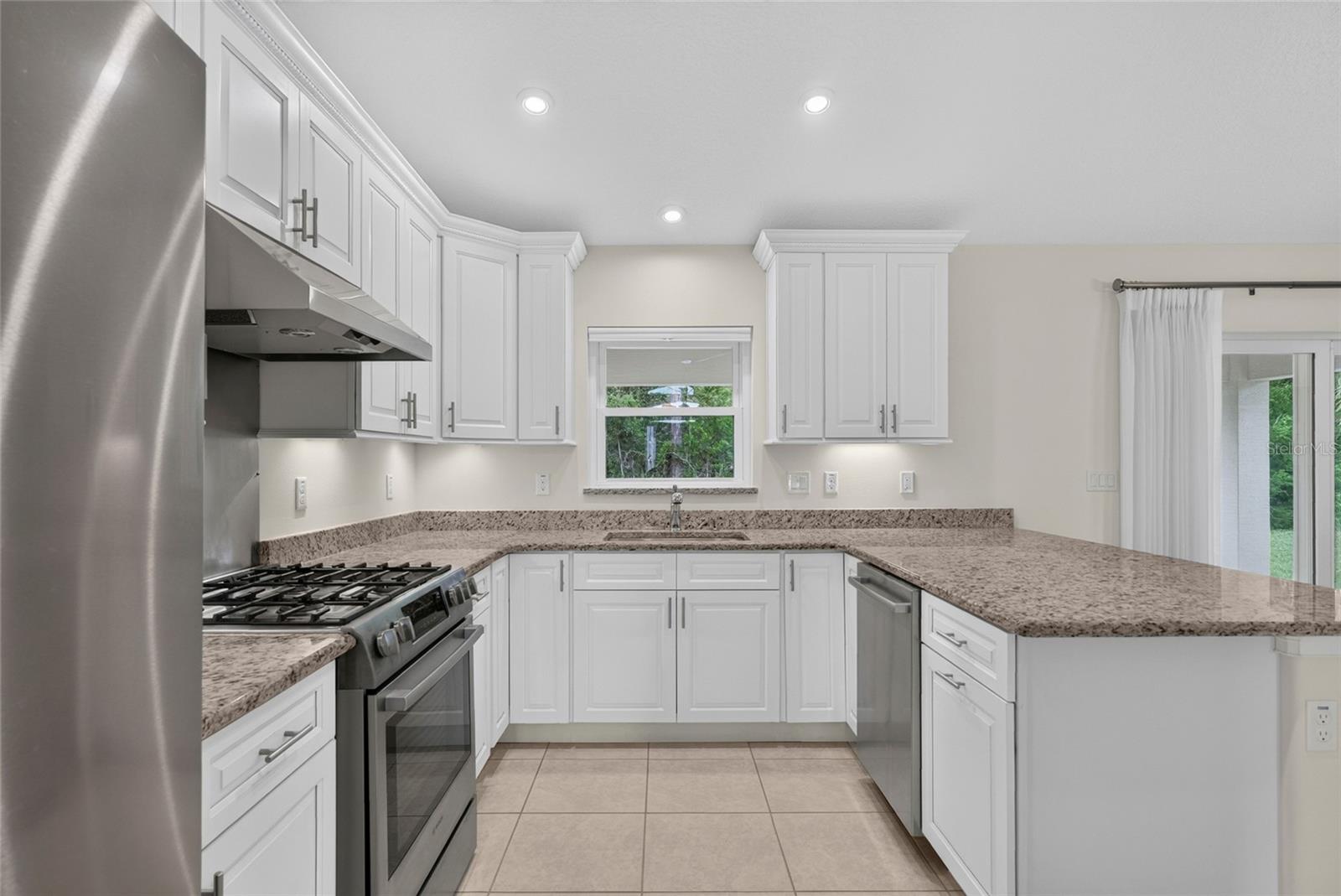 39 WHITE HOUSE DR — photo 2