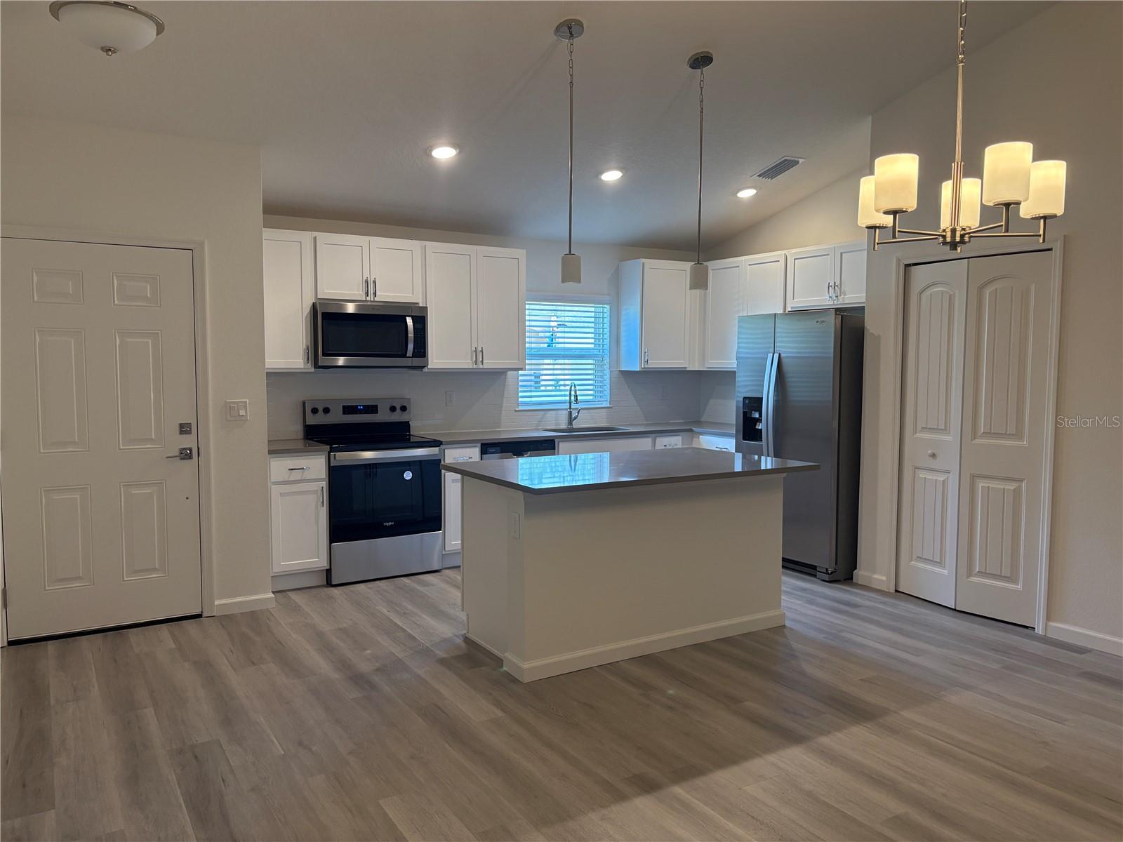 72 LANCELOT DR — photo 3