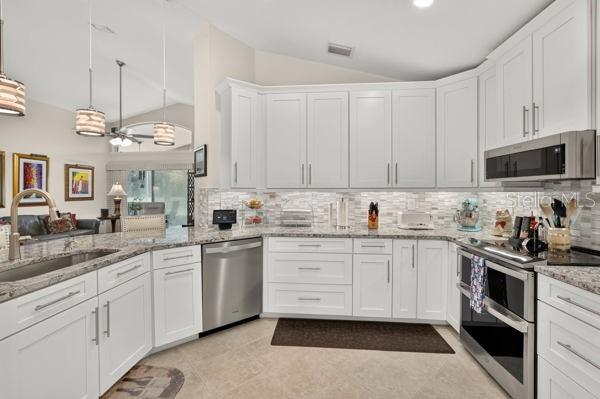 54 SHINNECOCK DR — photo 10