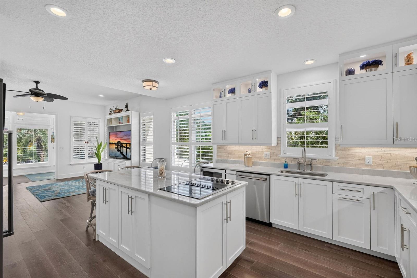 15 MADEIRA CT — photo 10