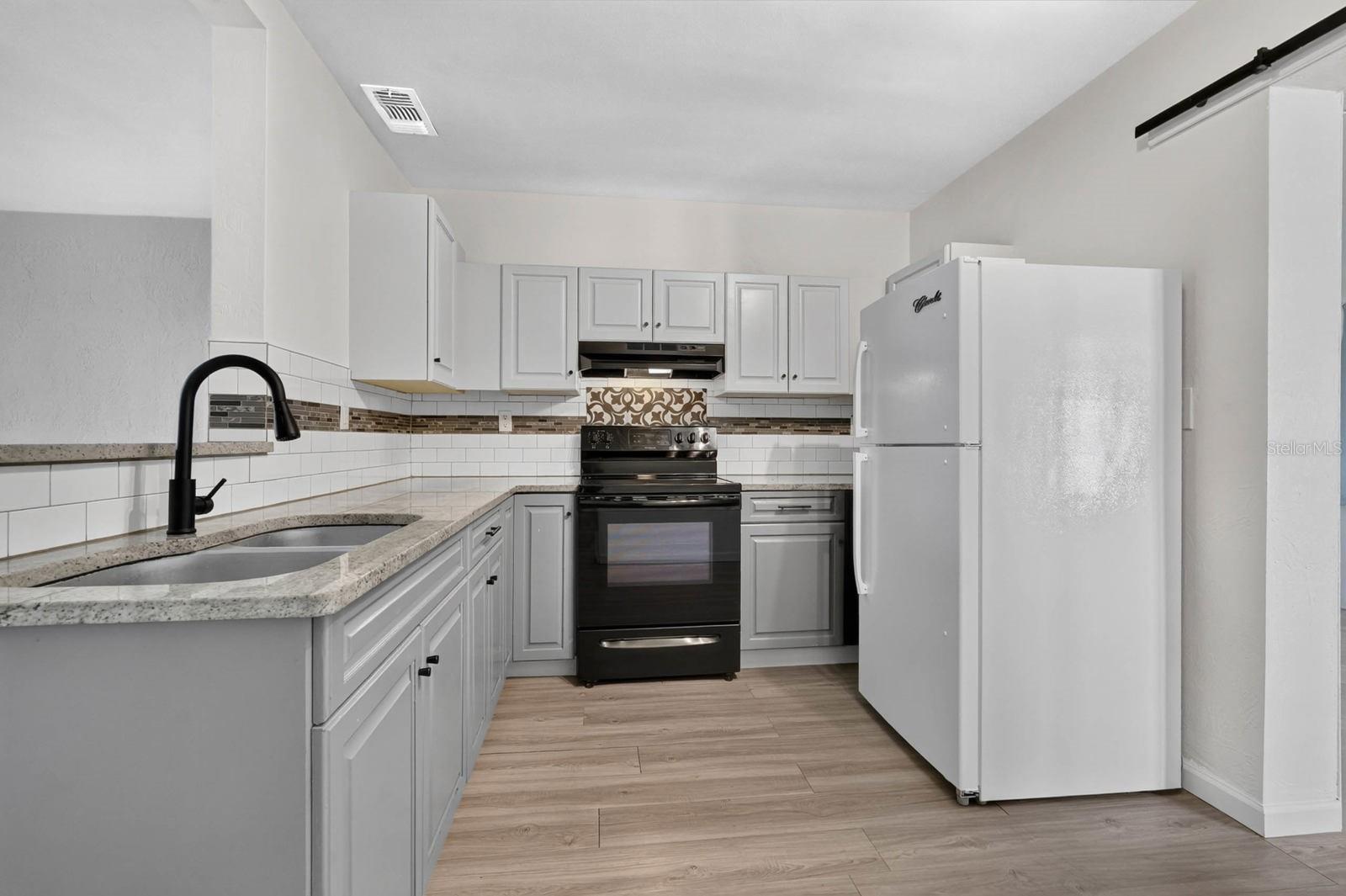 856 BERKSHIRE RD — photo 12