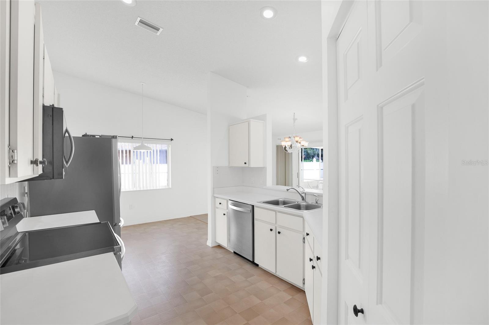 35 WESTGATE LN — photo 11