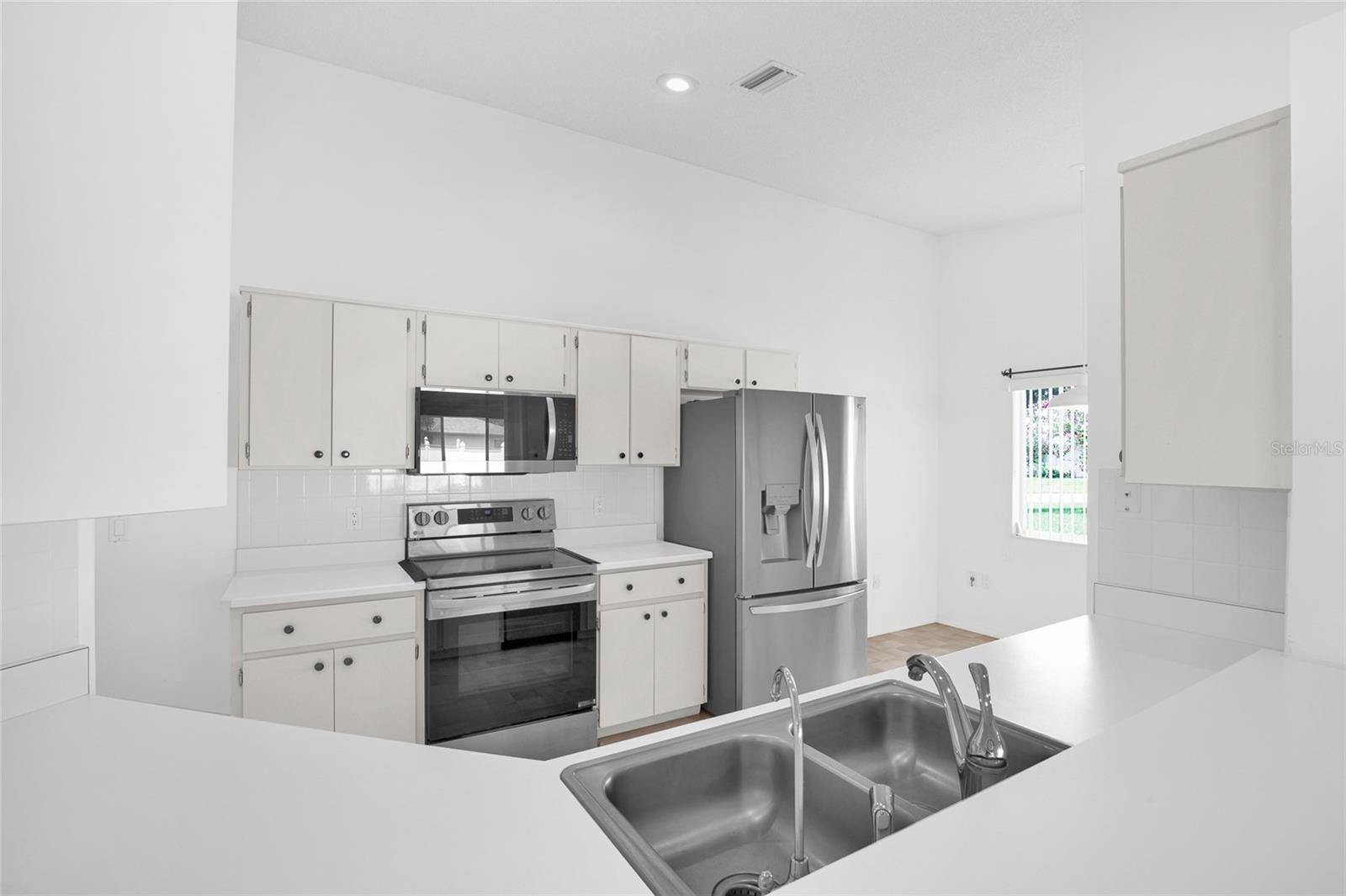 35 WESTGATE LN — photo 10