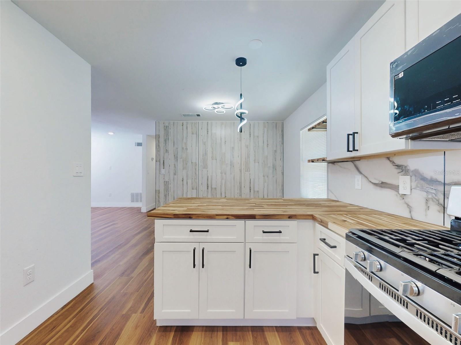 410 INWOOD AVE — photo 12