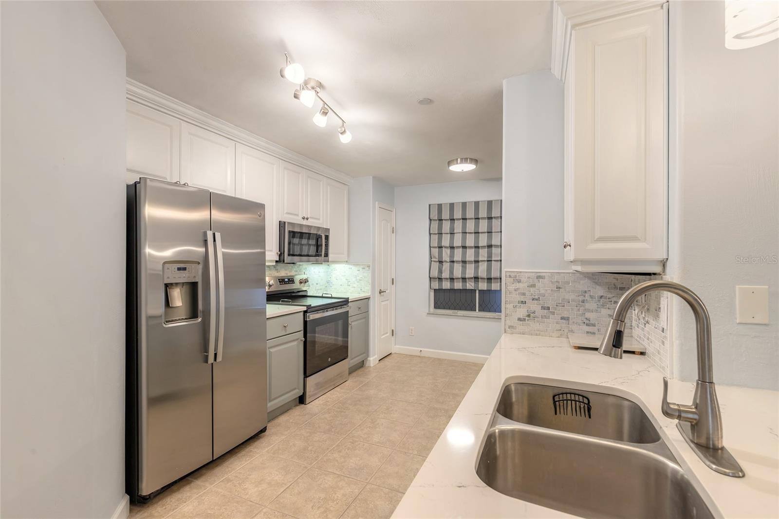 424 LUNA BELLA LN #415 — photo 9