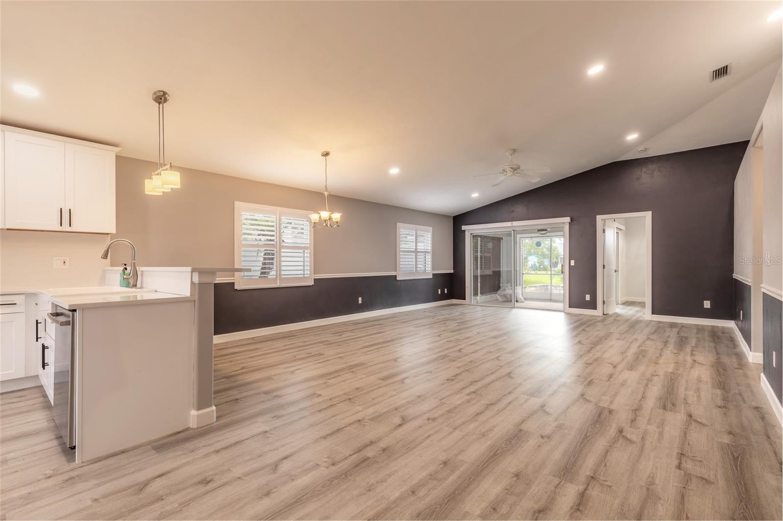 656 MIDDLEBURY LOOP — photo 4