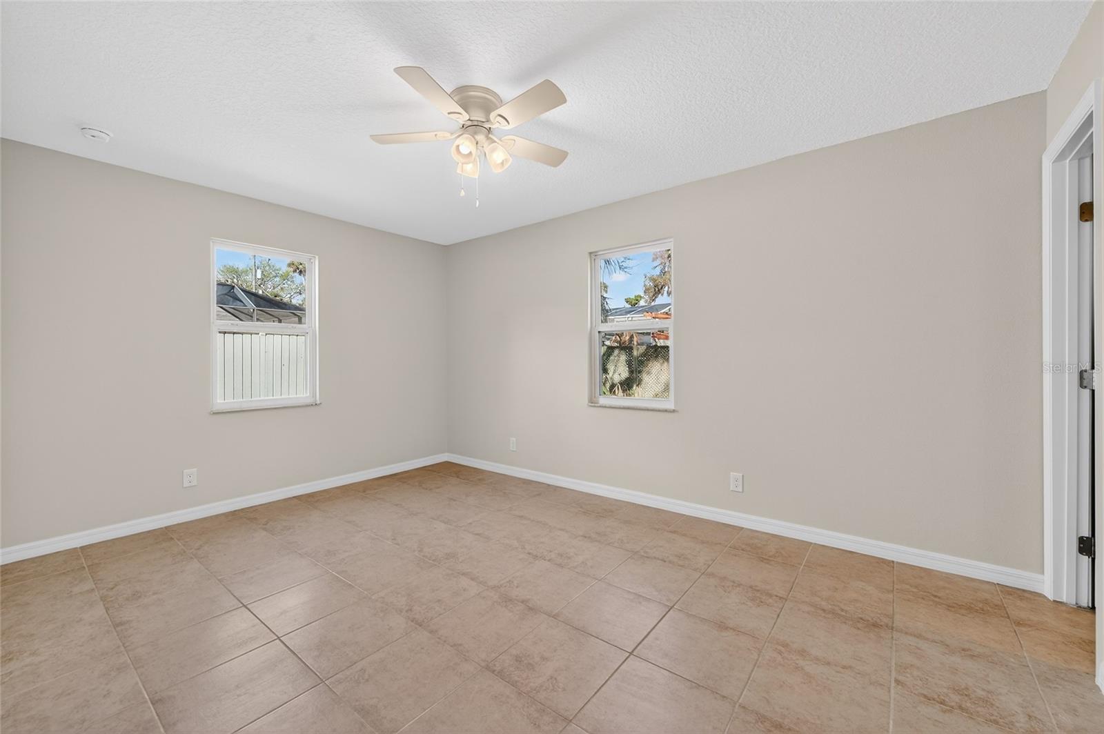 365 HAND AVE — photo 10