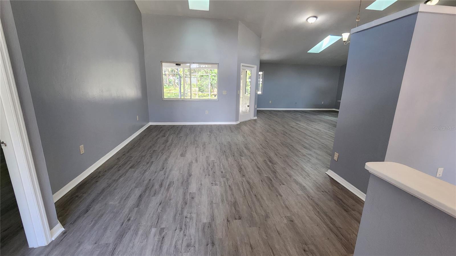 300 SUN OAKS CT — photo 6