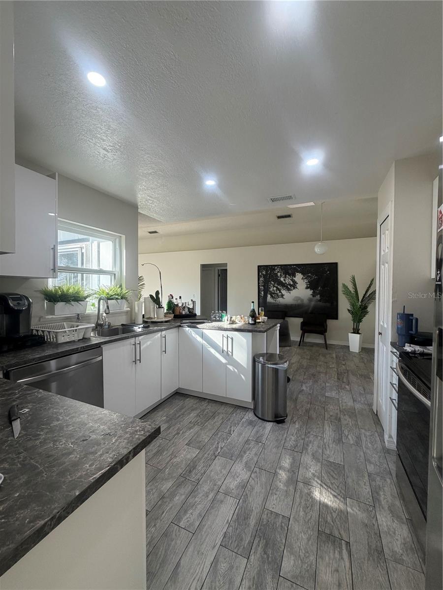 548 GLEN HAVEN DR — photo 9