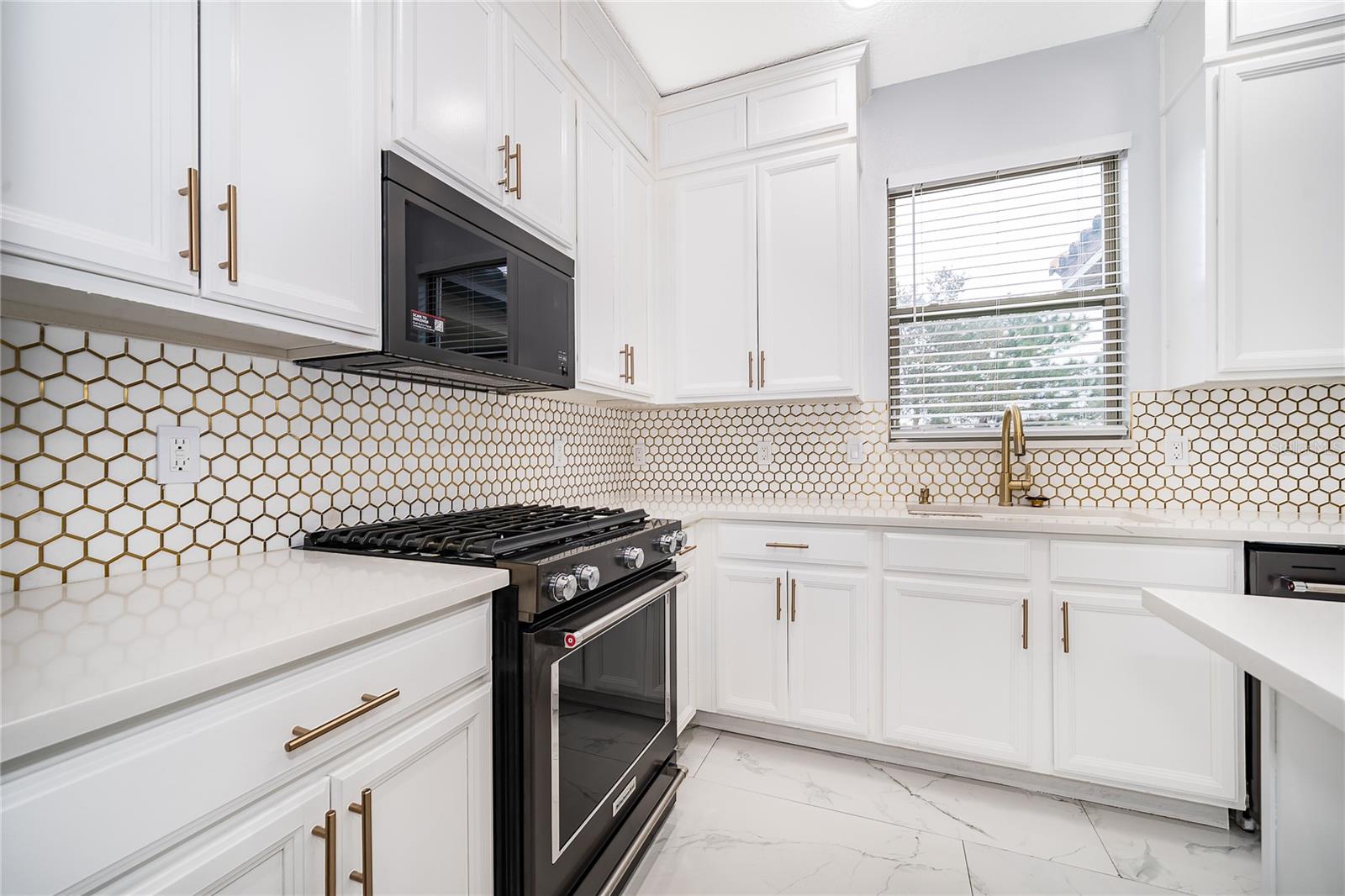 163 ANCONA AVE — photo 8