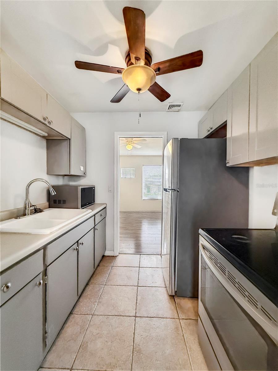 889 W VILLAGE DR — photo 8
