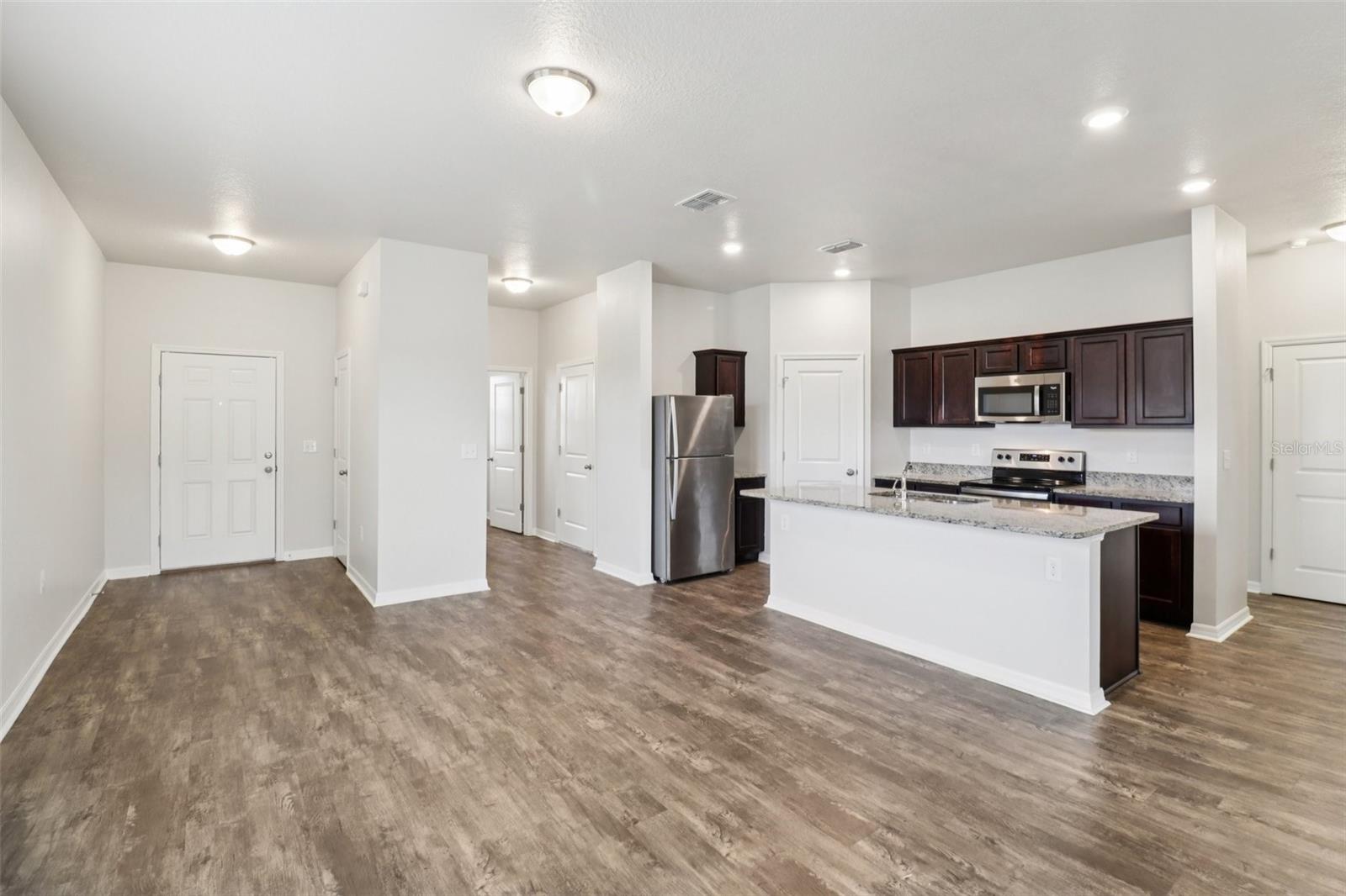 3098 NEVERLAND DR — photo 3