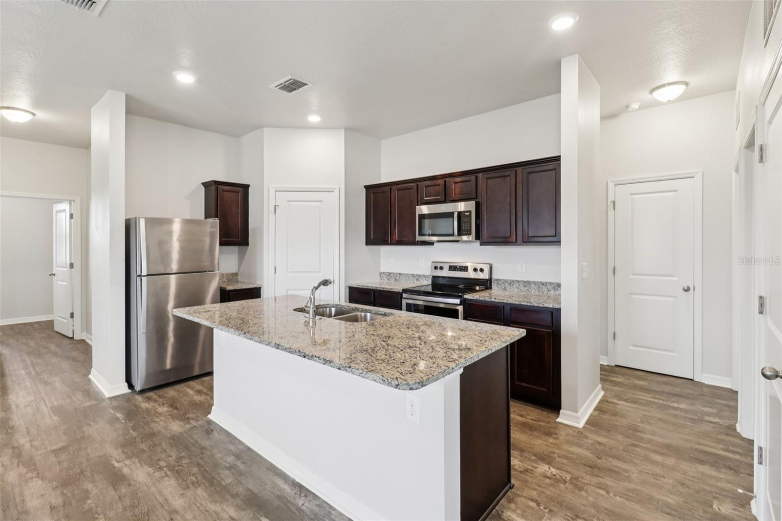 3098 NEVERLAND DR — photo 8