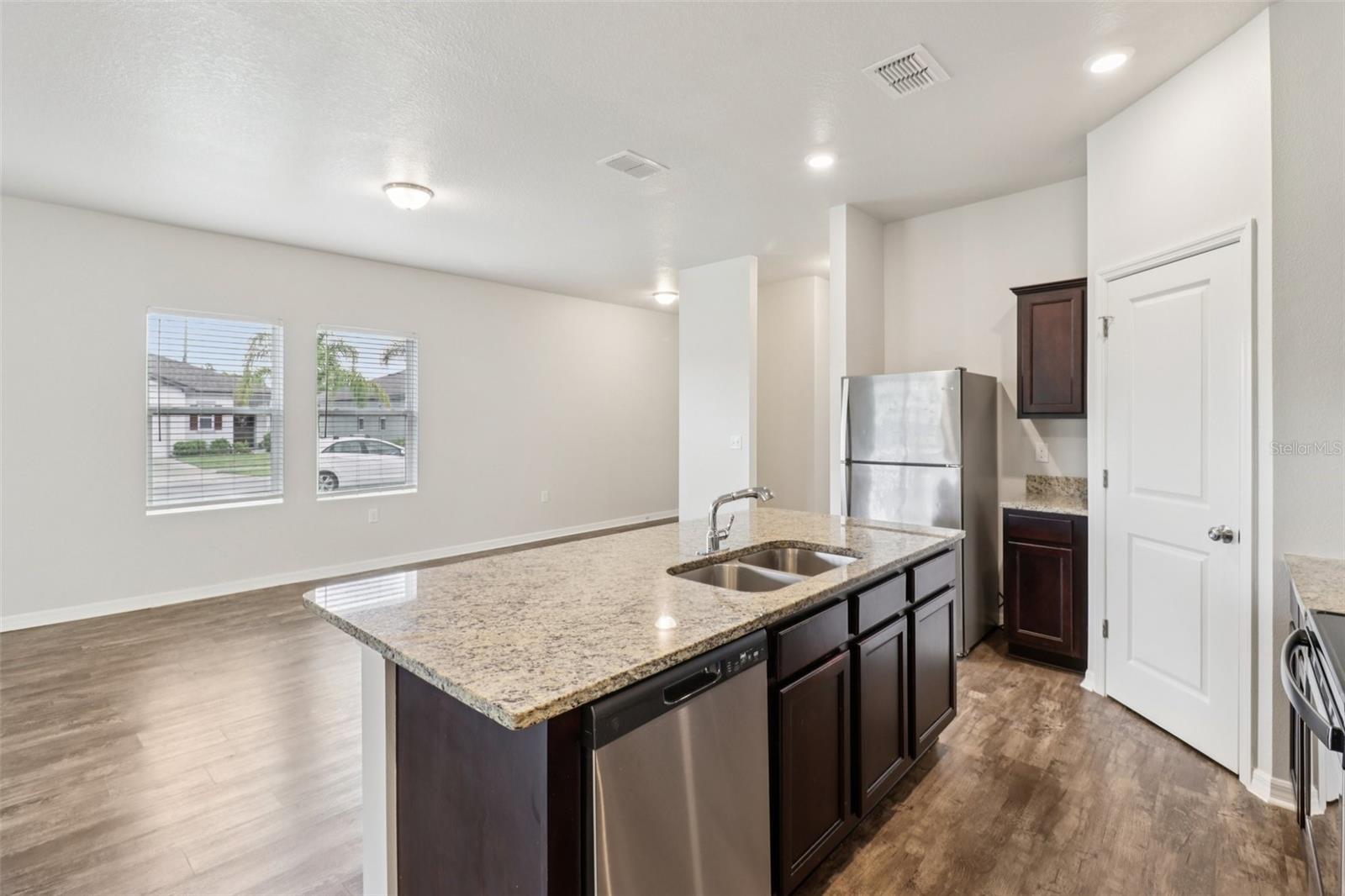 3098 NEVERLAND DR — photo 9