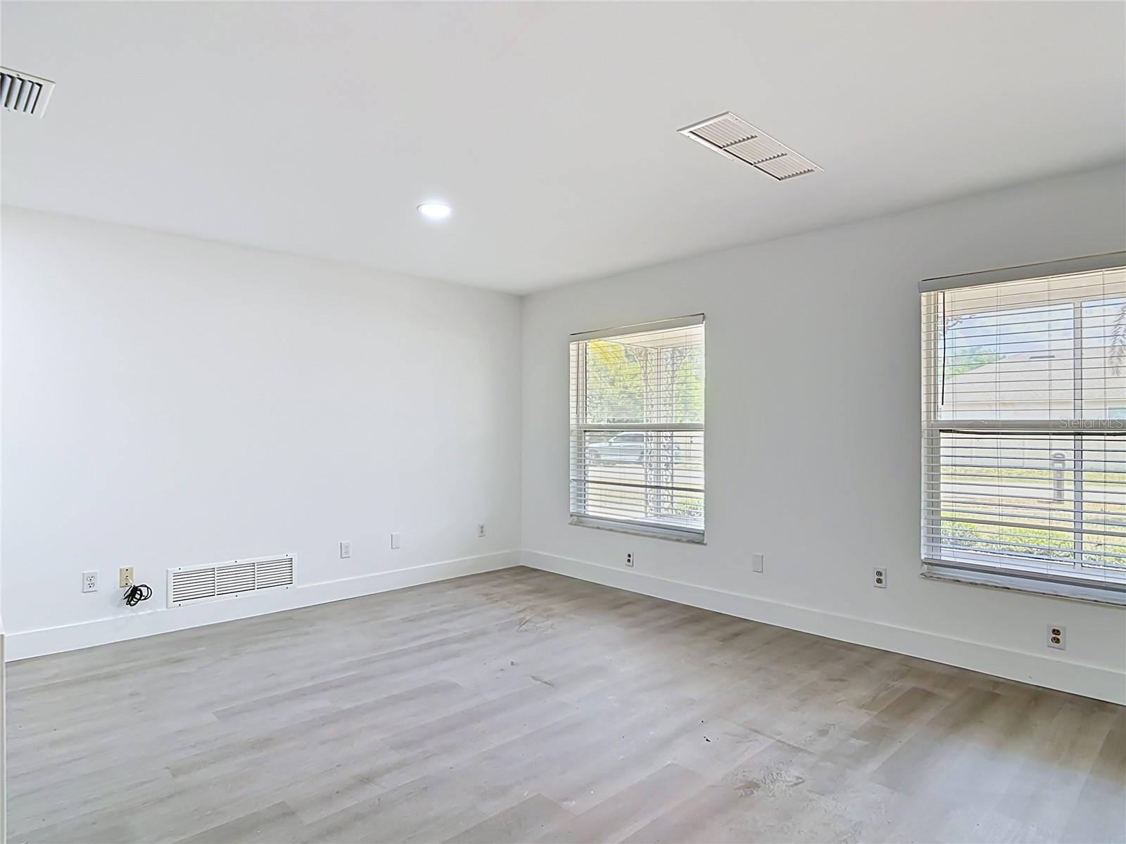 930 TROY DR — photo 11