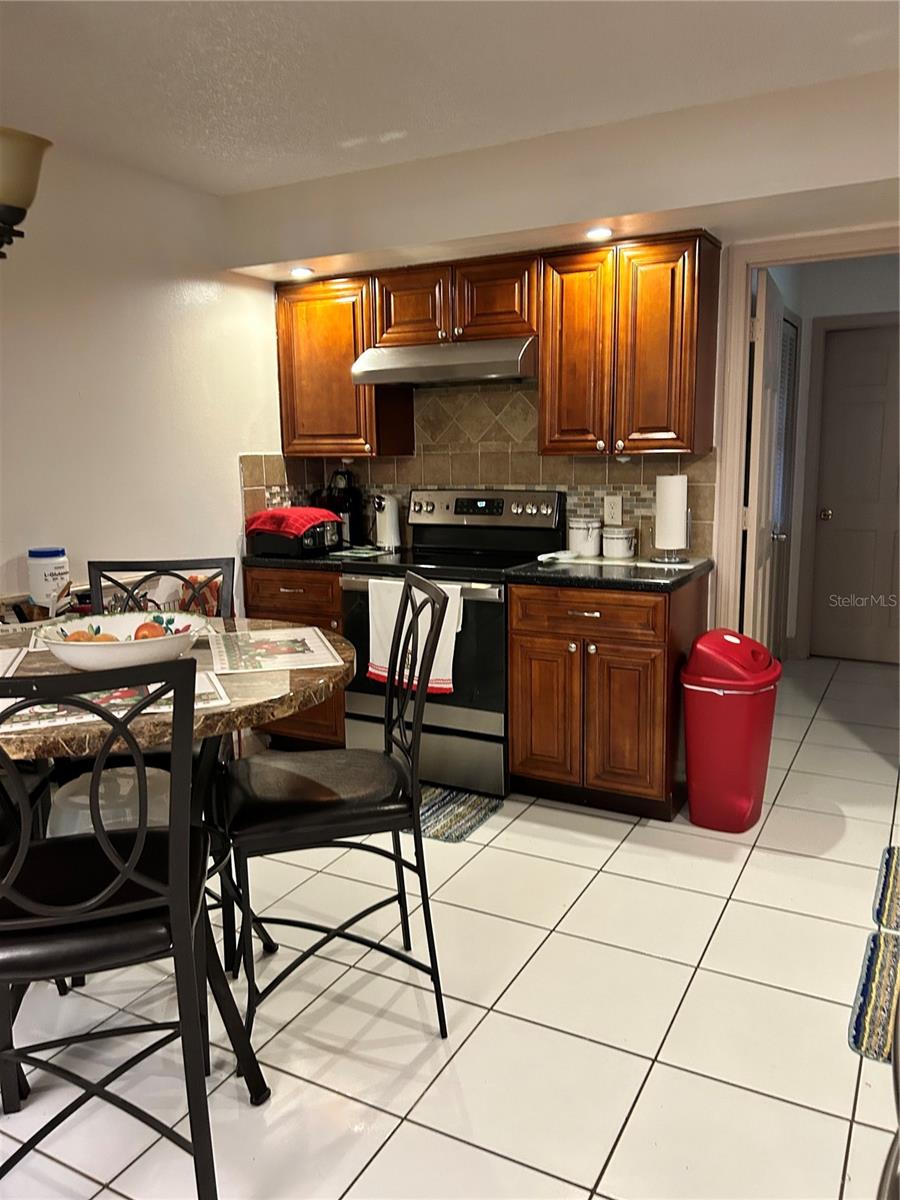 1448 E NORMANDY — photo 9