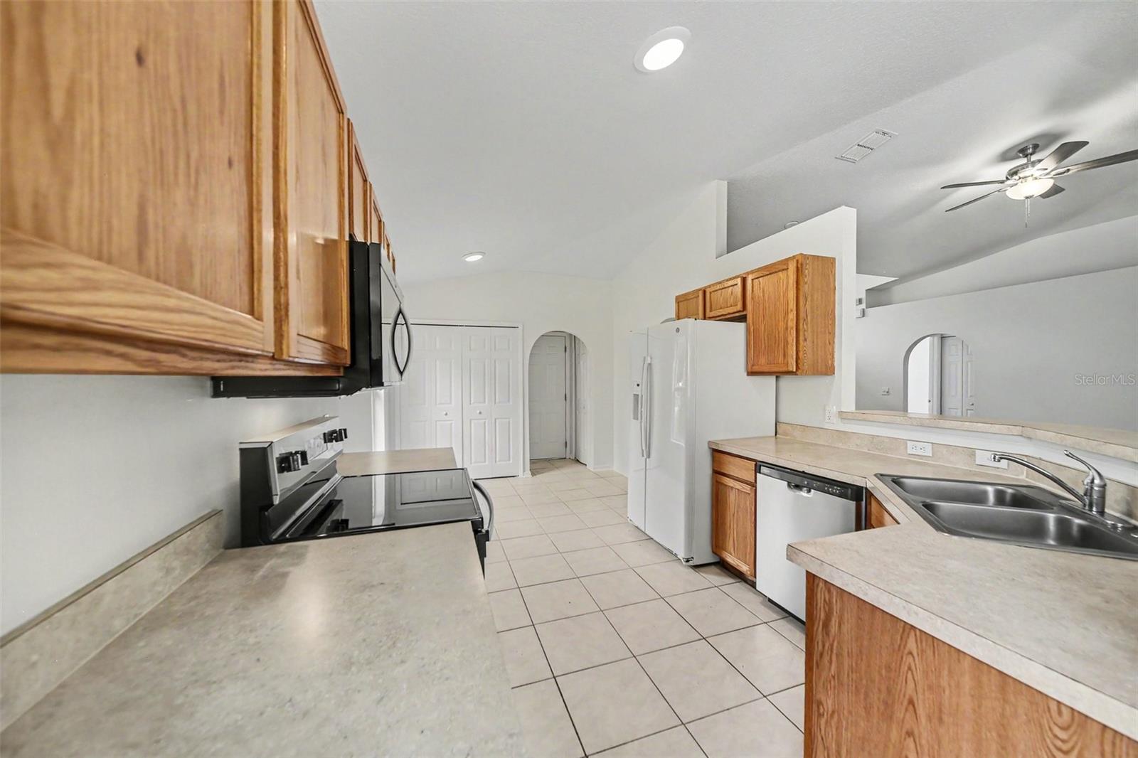 332 MCKAY BLVD — photo 4