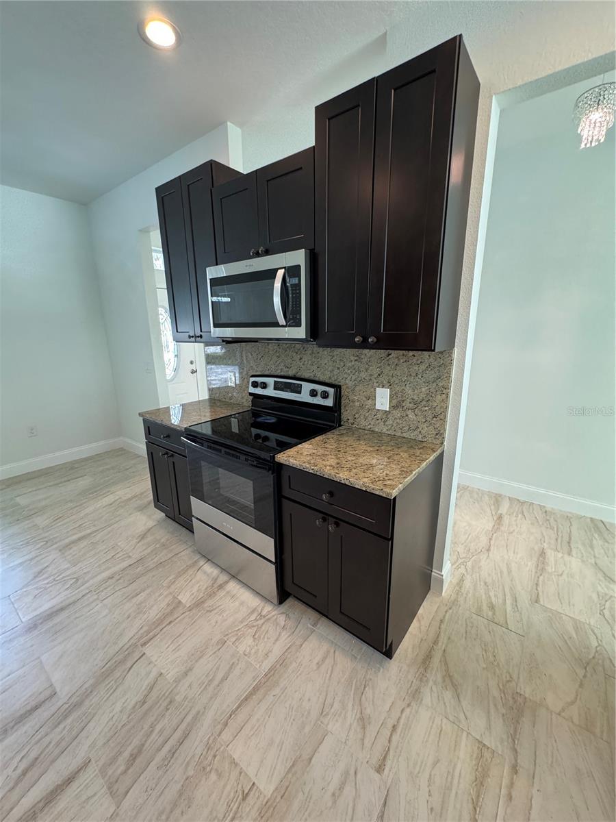2452 AINSWORTH AVE — photo 12