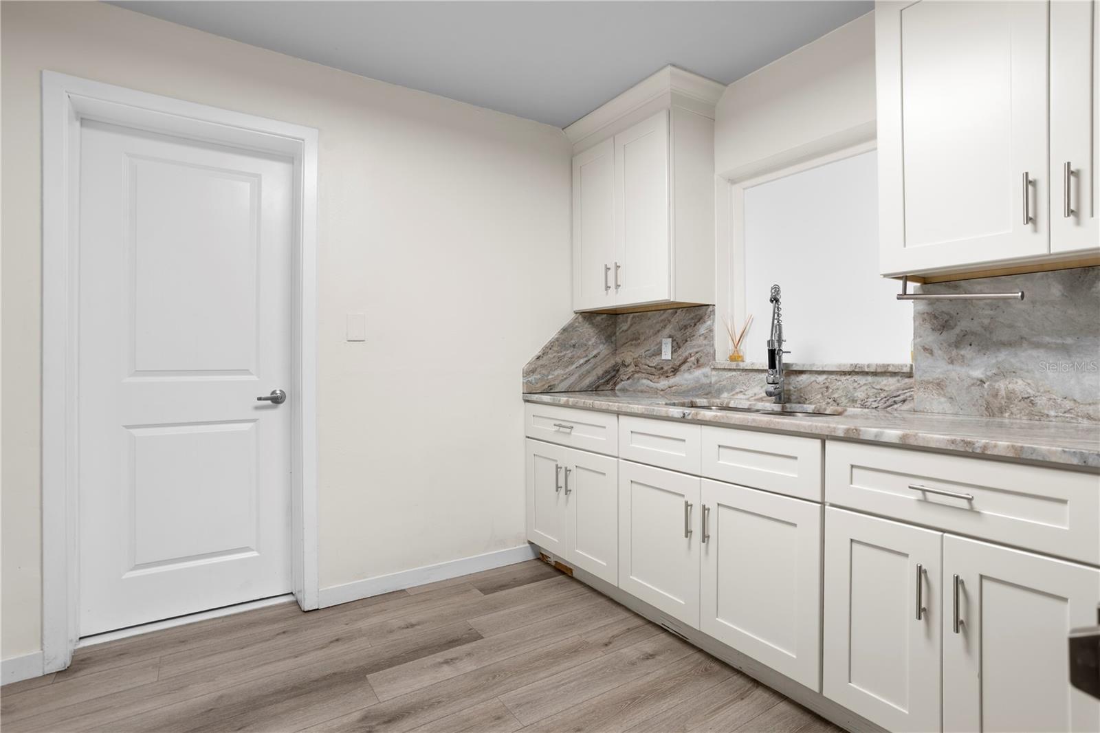 2412 GRANDVIEW AVE — photo 12