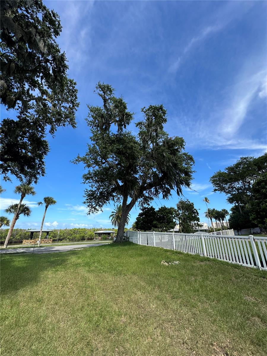 622 N RIVERSIDE DR — photo 8