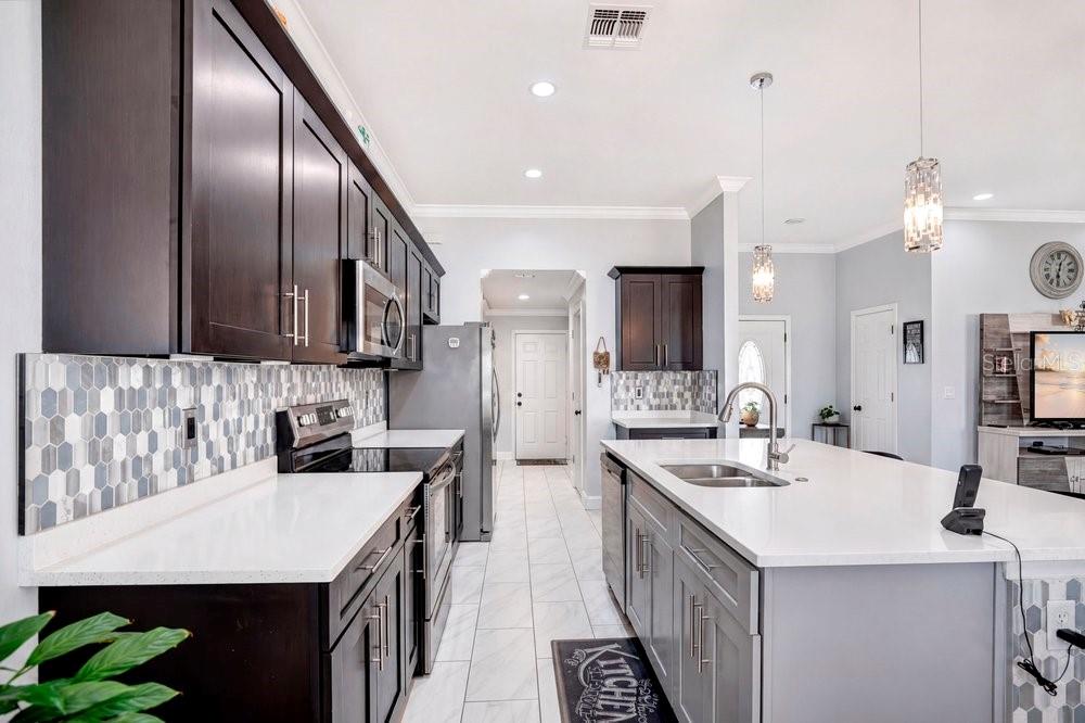 2412 AINSWORTH AVE — photo 8
