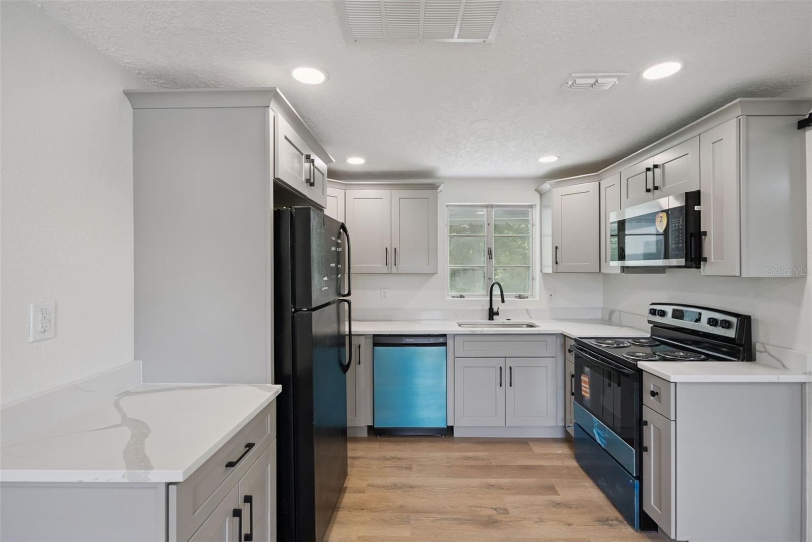 137 LUCERNE DR — photo 11