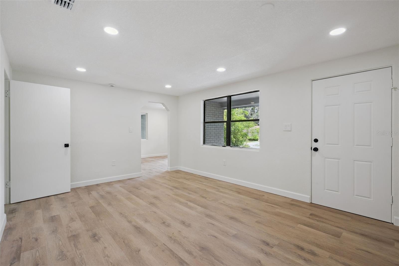137 LUCERNE DR — photo 4