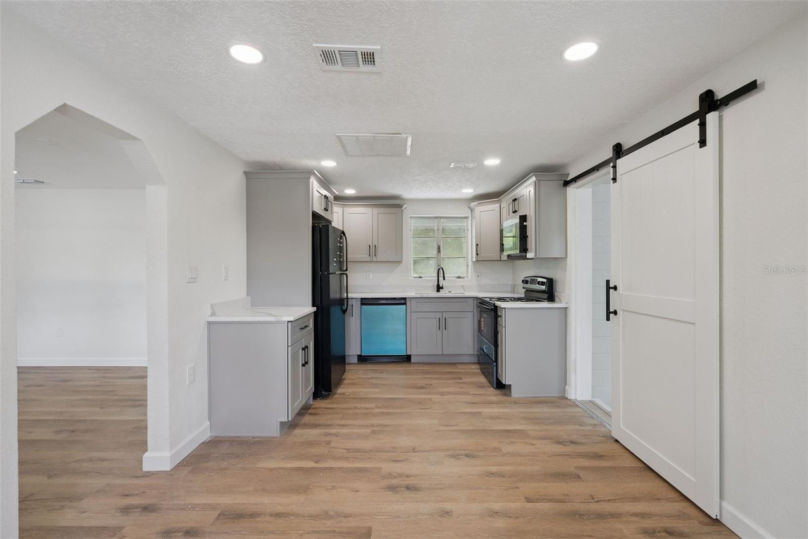 137 LUCERNE DR — photo 8