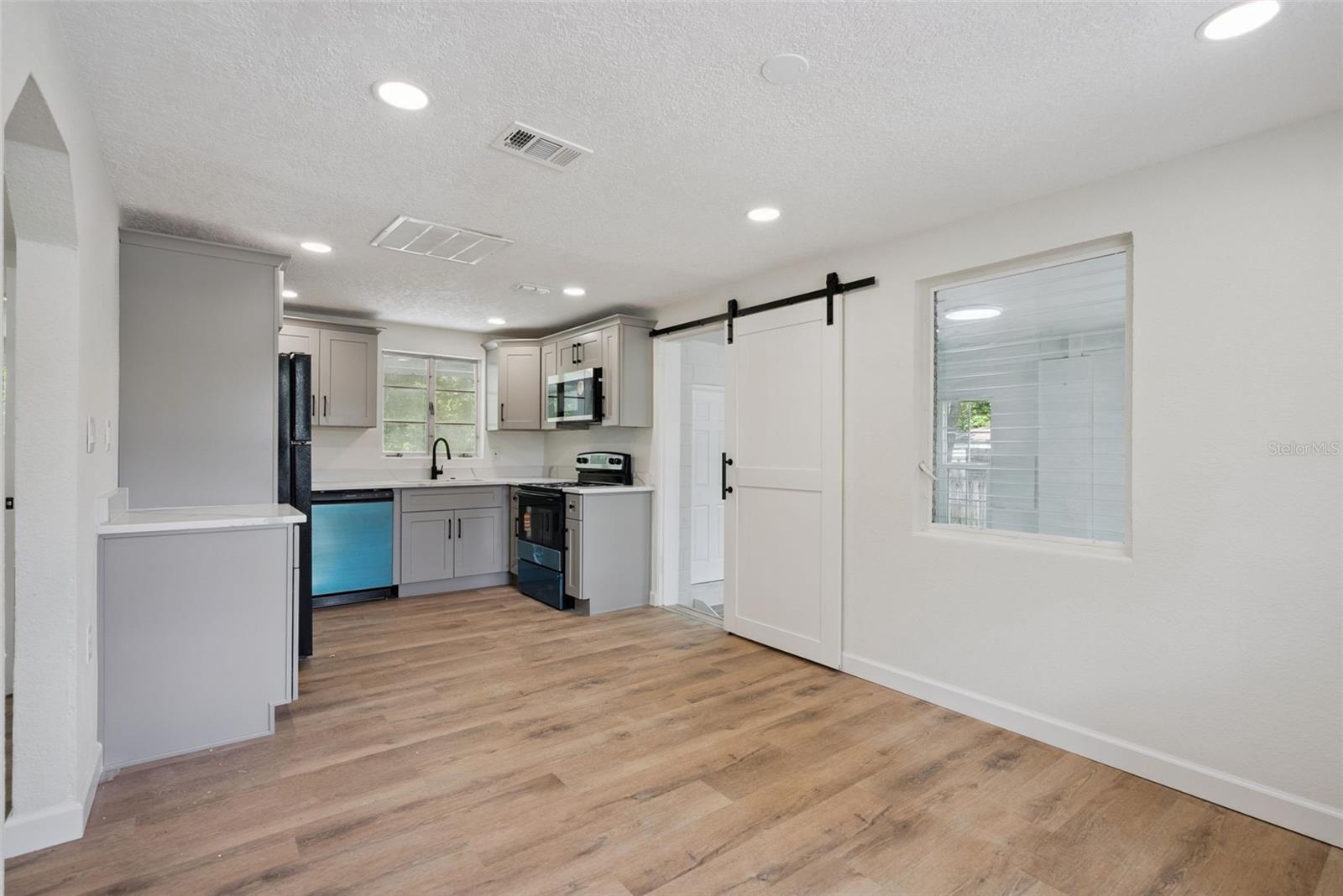 137 LUCERNE DR — photo 9