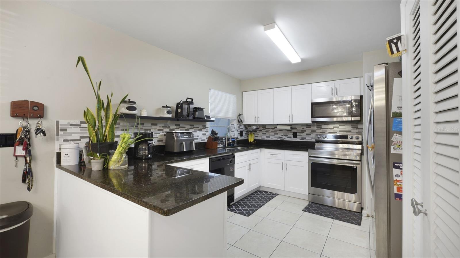 1460 E LOMBARDY DR — photo 11