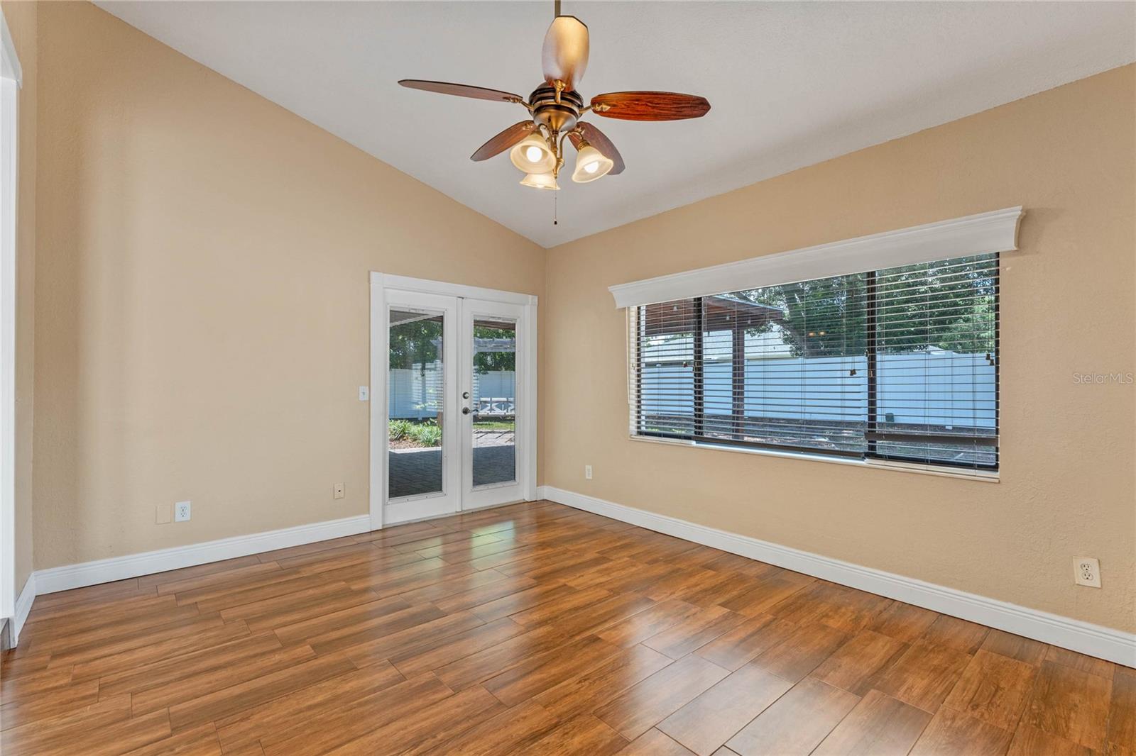 521 LAKESHORE CIR — photo 7