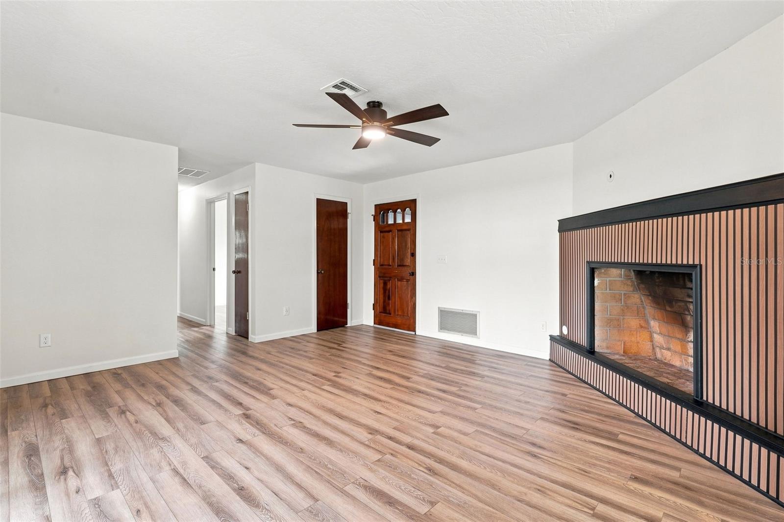 1441 NE OLD MILL DR — photo 4