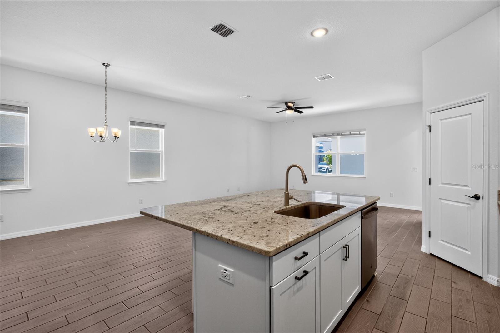 762 MIDDLETON ST — photo 12
