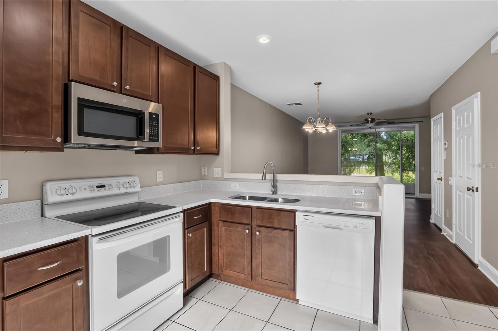 866 VINELAND PL — photo 4