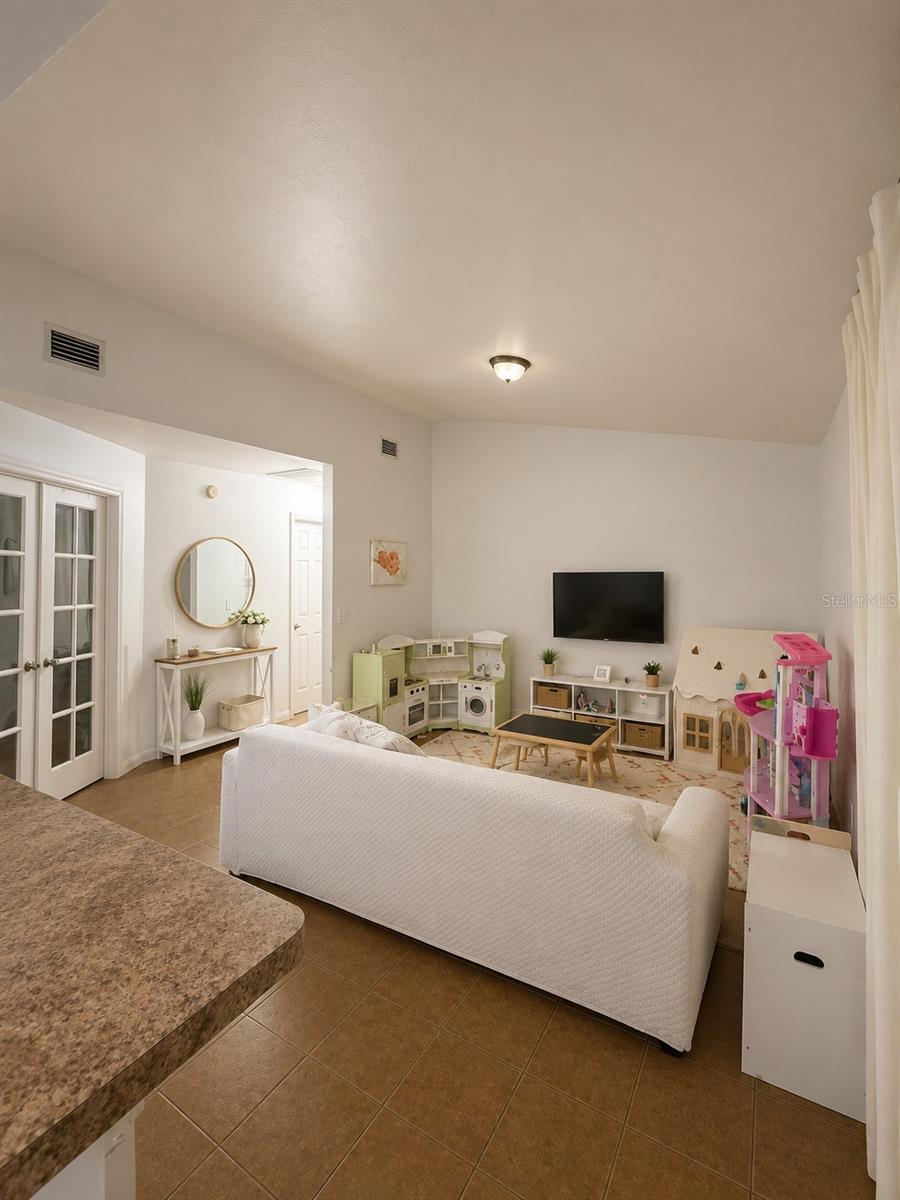 2113 N NORMANDY BLVD — photo 6