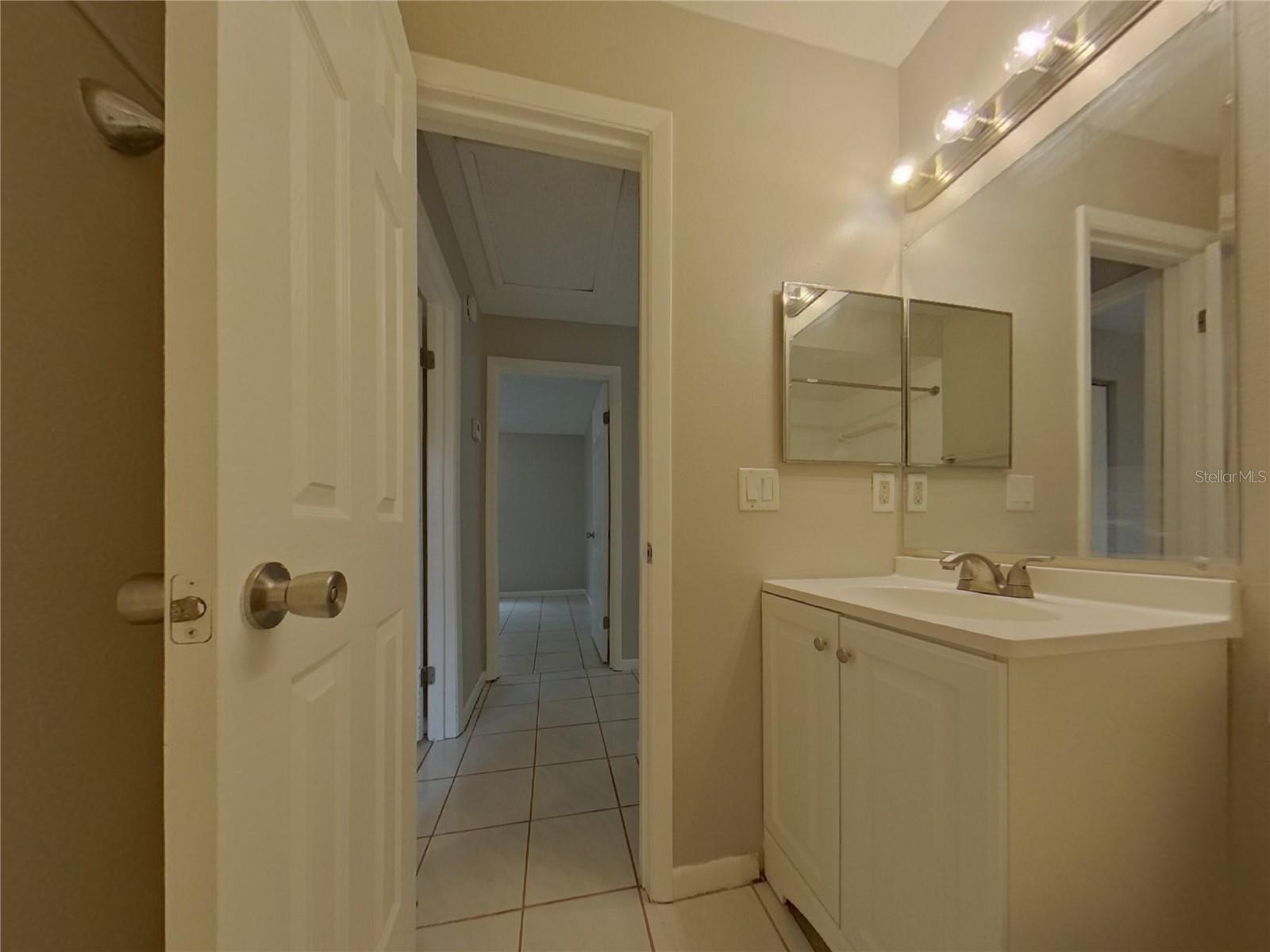 1627 PENDLETON ST — photo 3