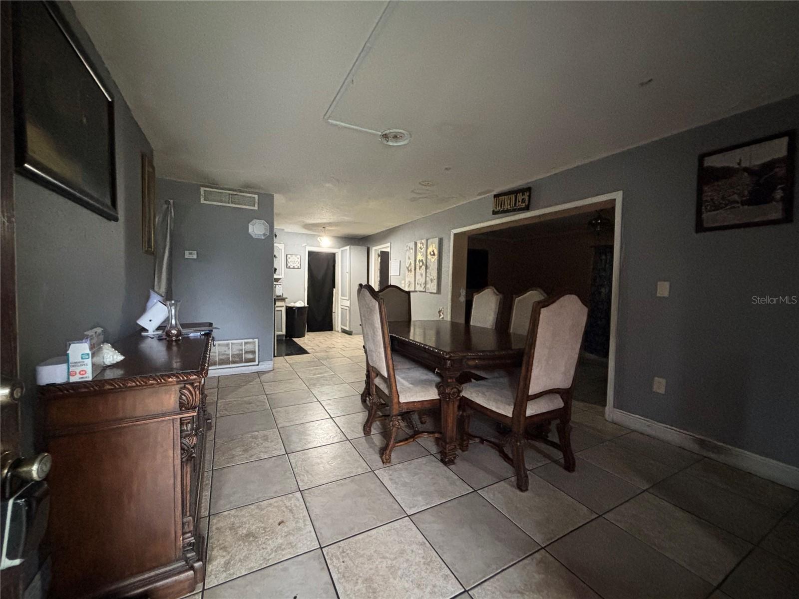 2222 HARTWELL AVE — photo 3