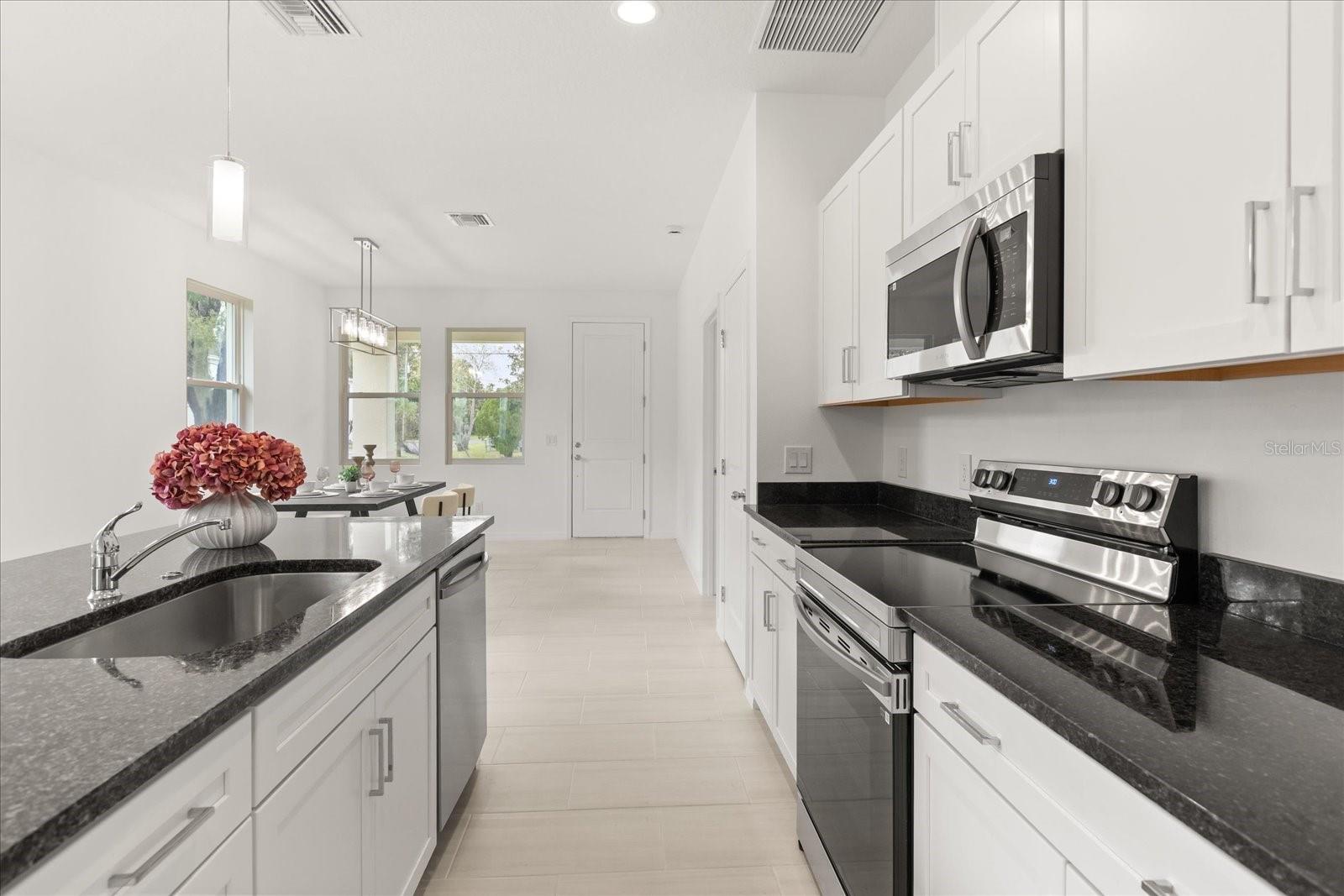 817 S LOCUST AVE — photo 8