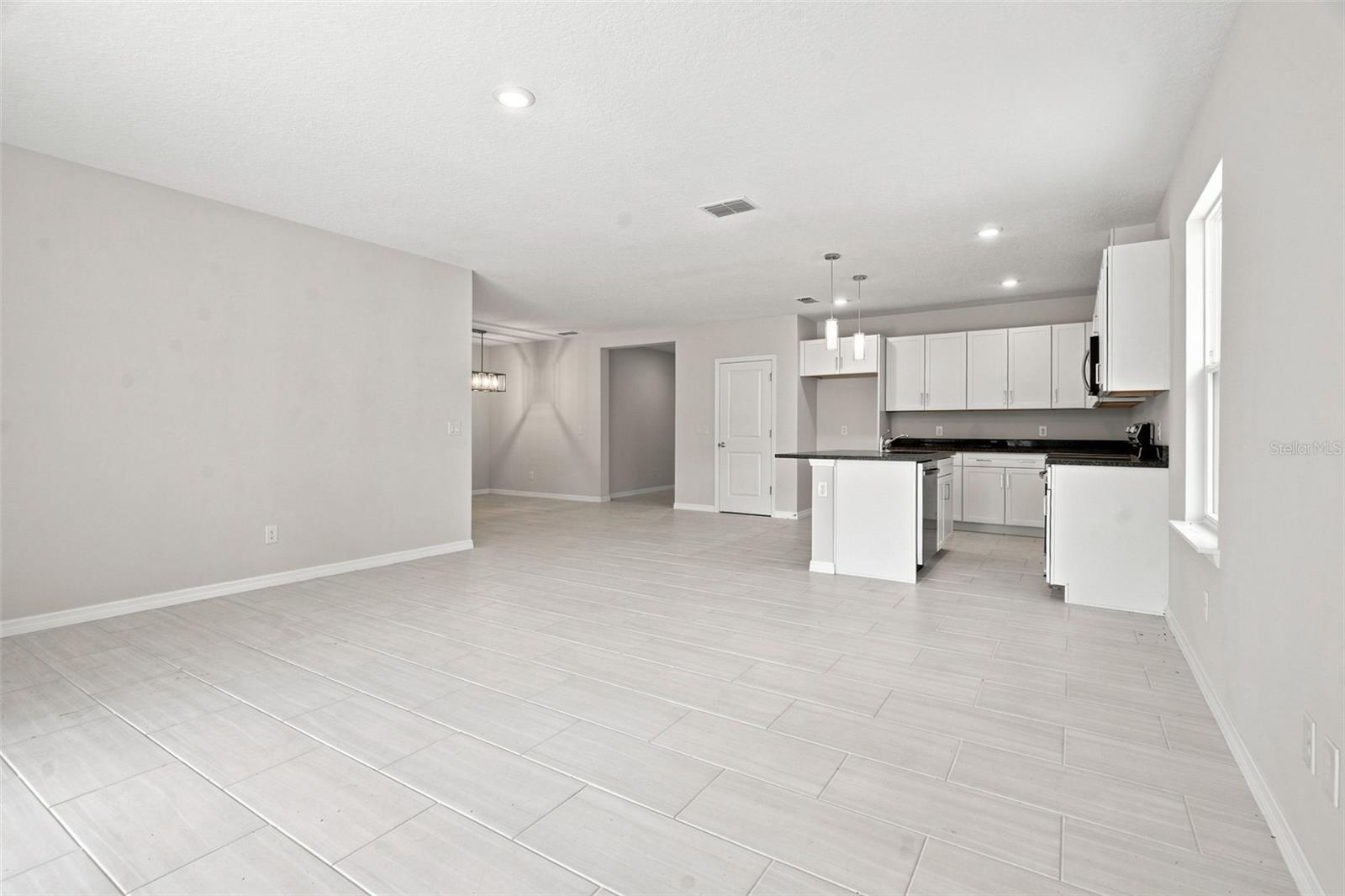 809 S LOCUST AVE — photo 3