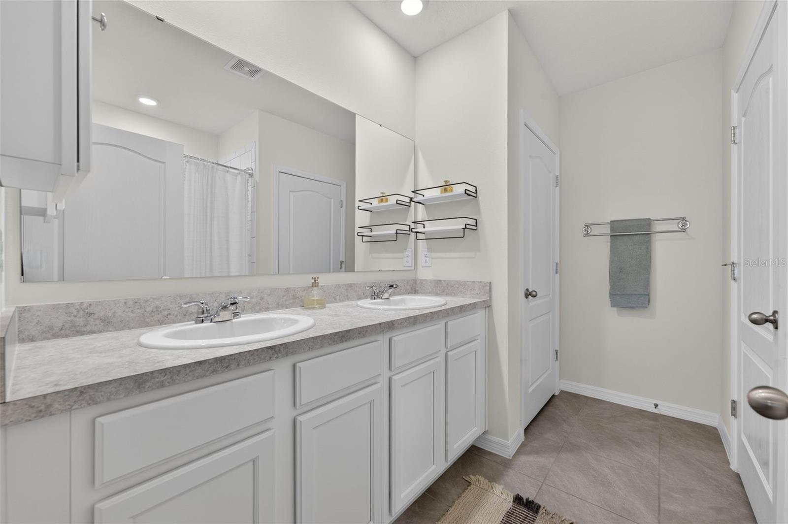 2291 DELHI PL — photo 11