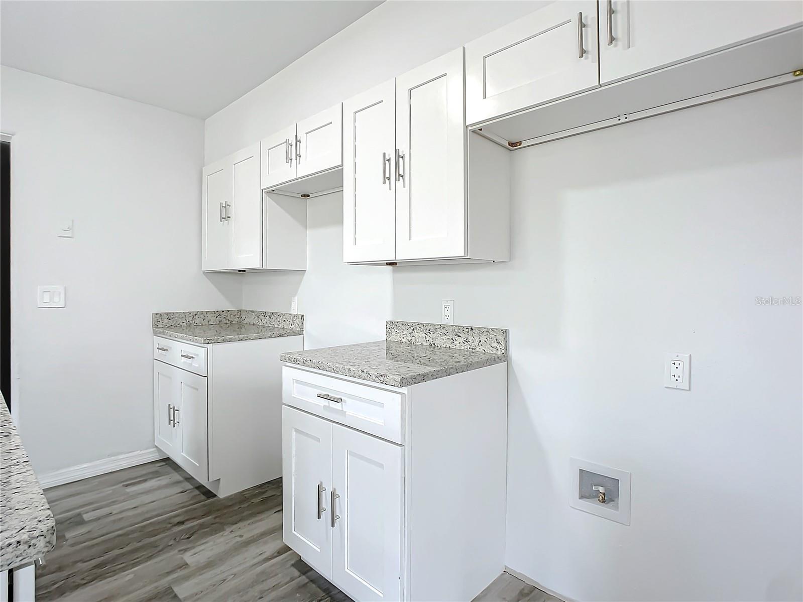 933 MARION ST — photo 9