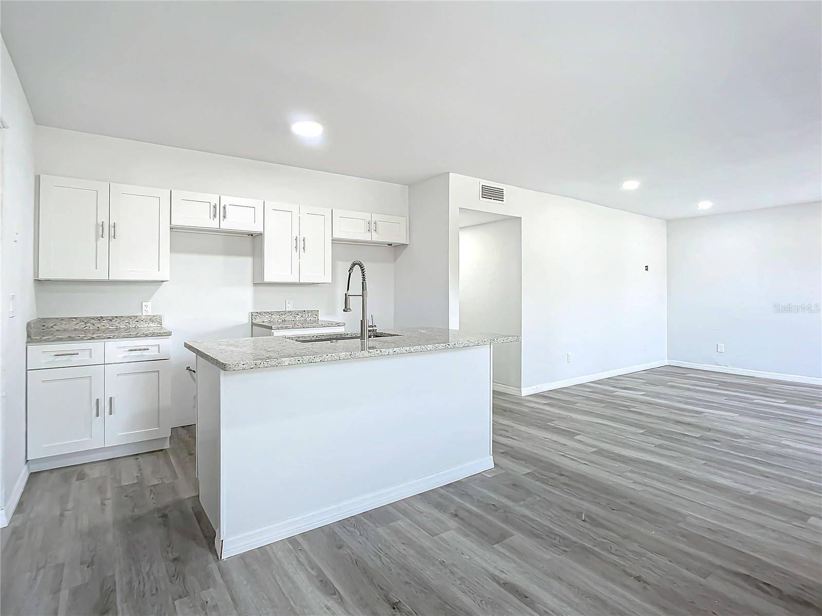 933 MARION ST — photo 10