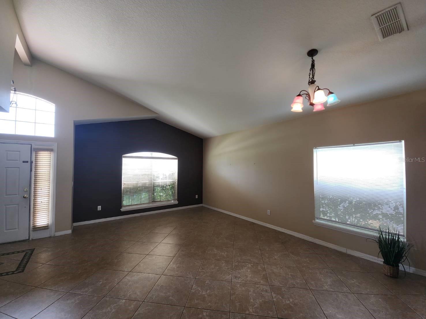 302 CLYDESDALE CIR — photo 5