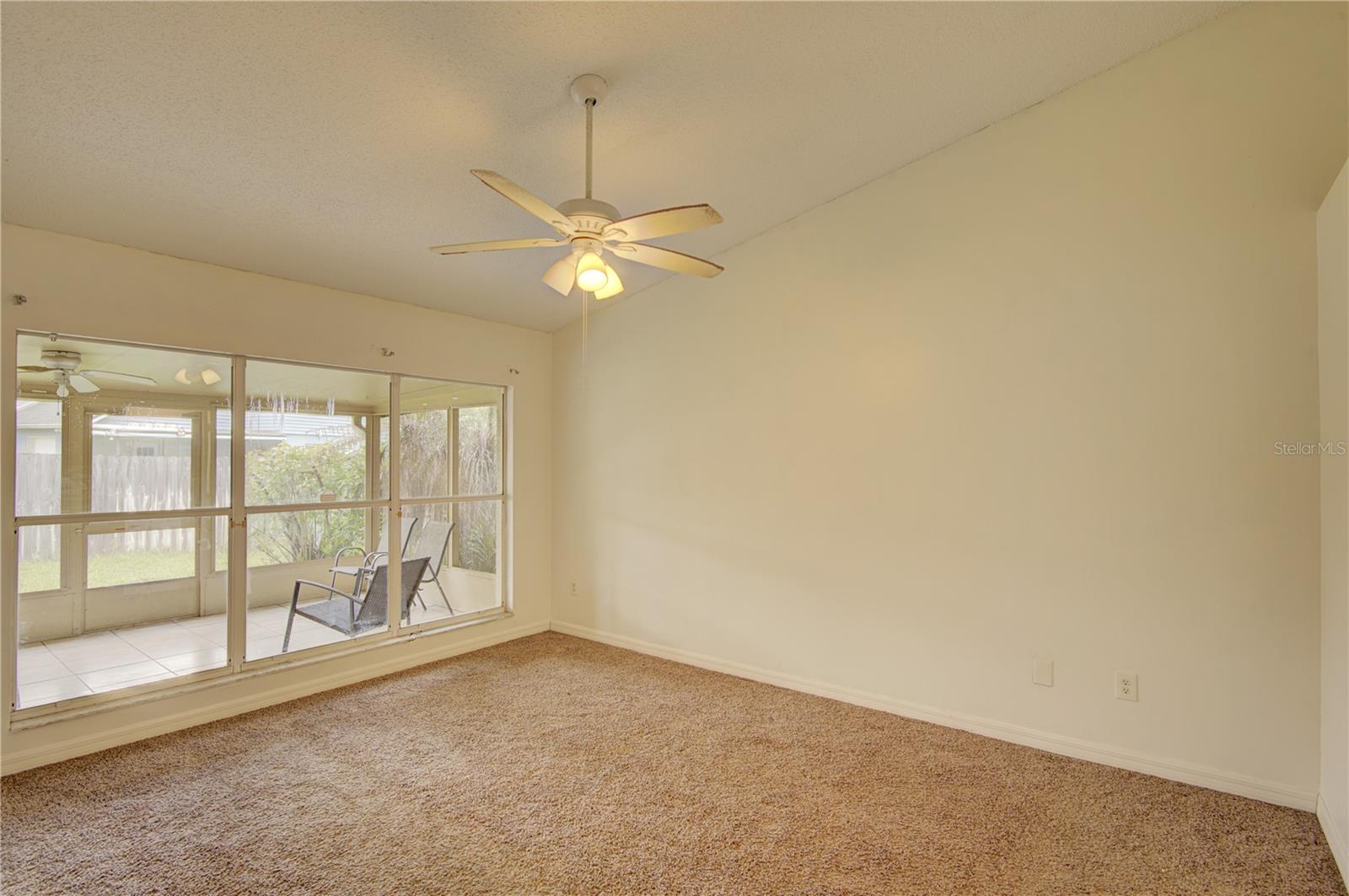 538 QUEENSBRIDGE DR — photo 12