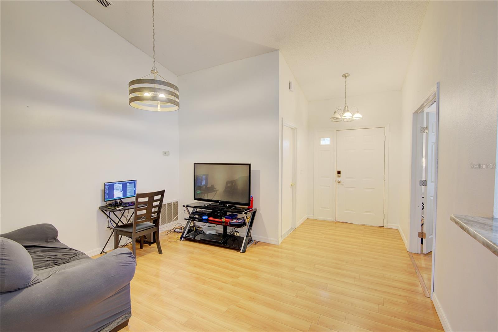 538 QUEENSBRIDGE DR — photo 3