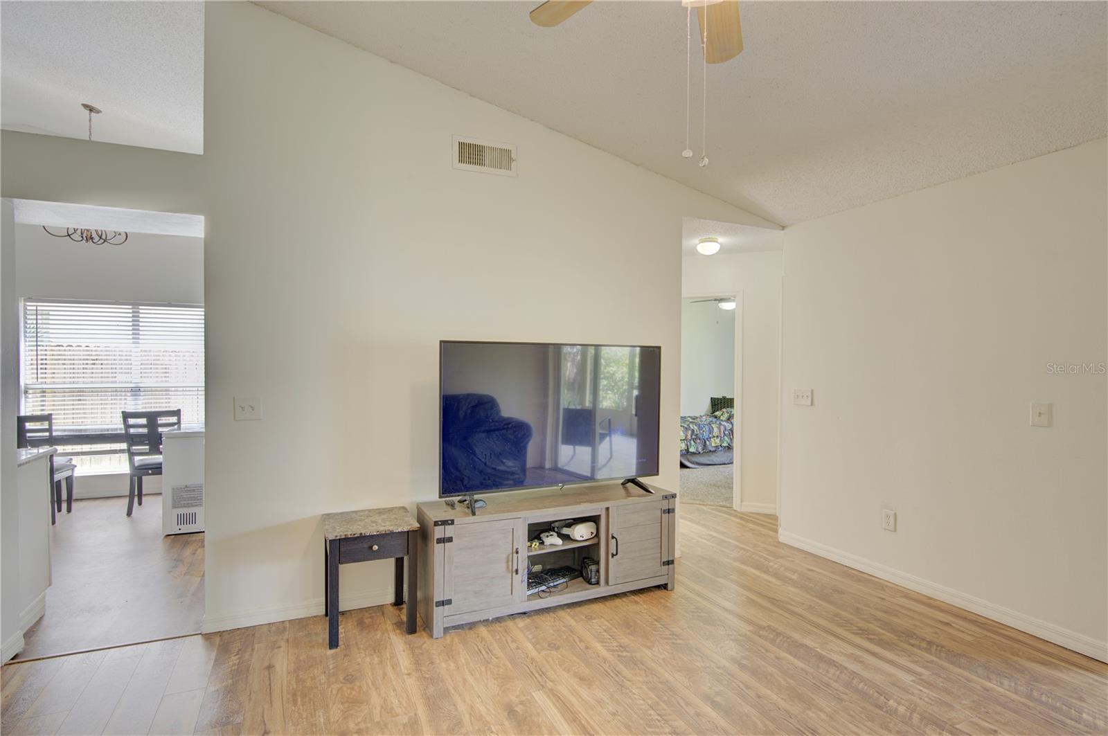 538 QUEENSBRIDGE DR — photo 5