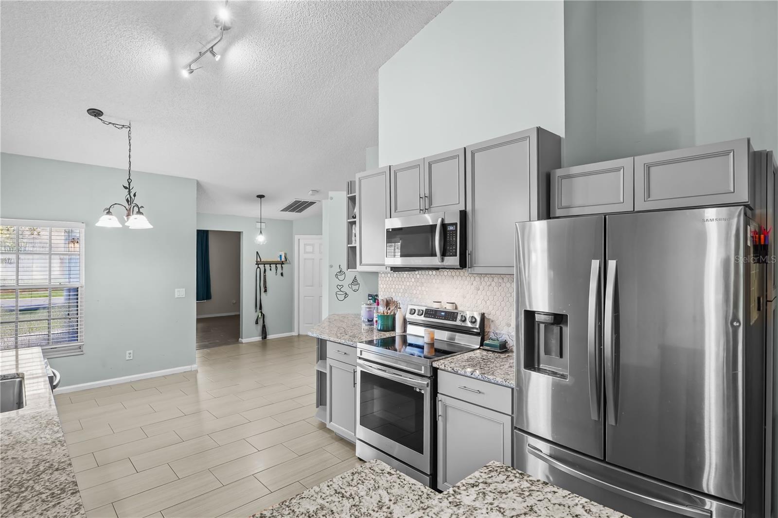 100 KELLY CIR — photo 12