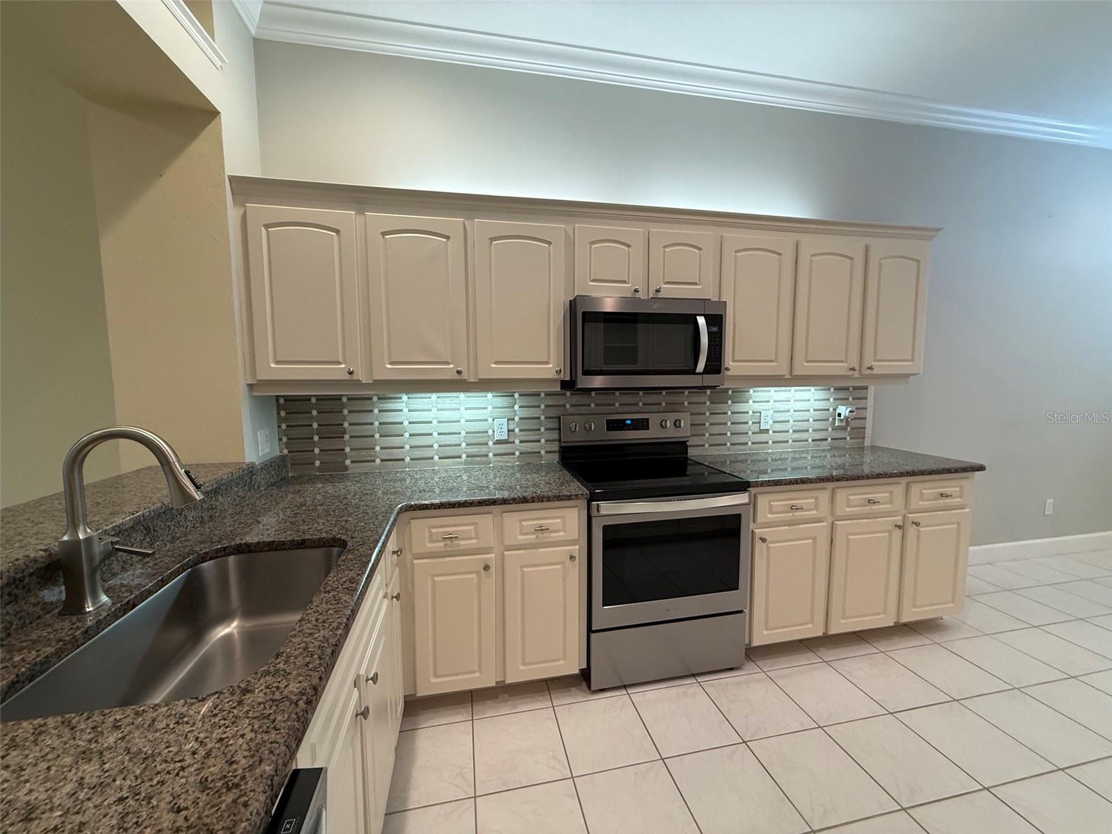 1300 ASHER CT — photo 8